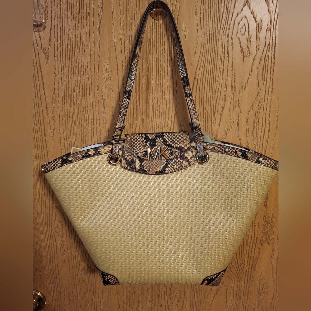 Michael Kors Izzy Meduim Fan Straw Tote